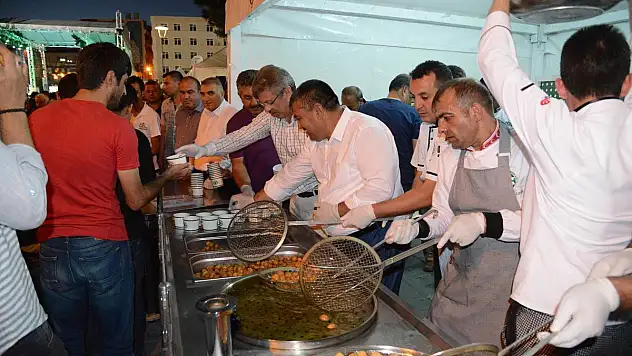 Kayseri Şeker Cumhuriyet meydanında lokma dağıttı