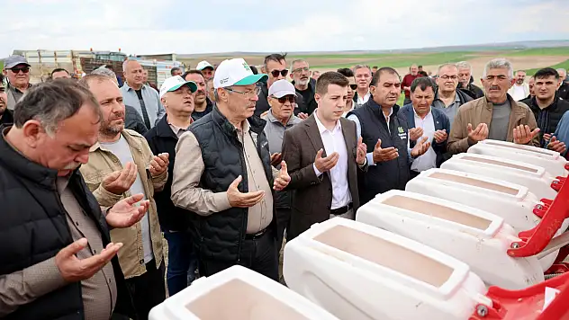 Kayseri Şeker sahada çiftçi ile omuz omuza