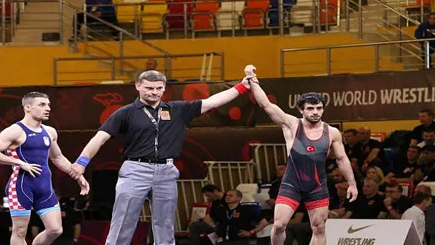 Kayseri Şekersporlu güreşçi kendi kilosunda dünya şampiyonu oldu,
