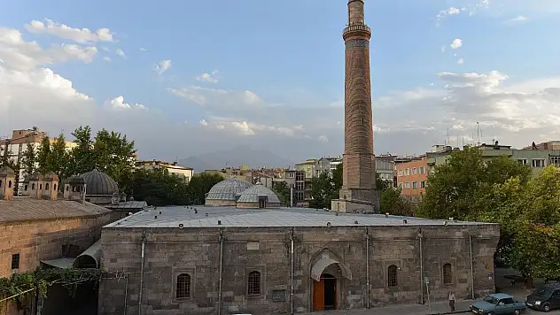 Kayseri Ulu Camii 900 yıllık tarihiyle ziyaretçilerini büyülüyor