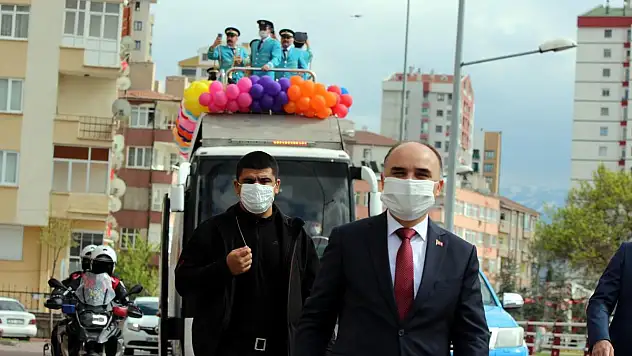 KAYSERİ VALİSİ GÜNAYDIN VE BÜYÜKŞEHİR BELEDİYE BAŞKANI BÜYÜKKILIÇ, 23 NİSAN'I KUTLADI
