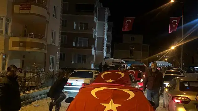 KAYSERİ'DE 100 ARAÇLIK KONVOYLA ŞEHİT EVİNE ZİYARET