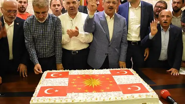 Kayseri'de Ak Parti'den Cumhurbaşkanlığı forslu pastayla kutlama
