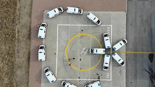 KAYSERİ'DE AMBULANSLAR İLE TÜRK BAYRAĞI KOREOGRAFİSİ