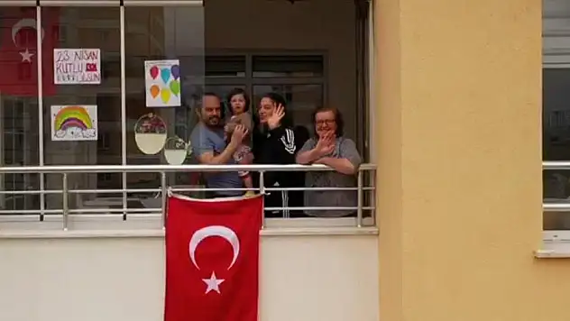 KAYSERİ'DE BALKONLARDA 23  NİSAN COŞKUSU