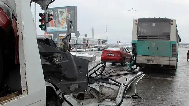 KAYSERİ'DE HALK OTOBÜSÜ İLE ÇEKİCİ ÇARPIŞTI: 6 YARALI