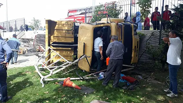 KAYSERİ'DE KAMYON YAN YATTI, YARALILAR VAR!