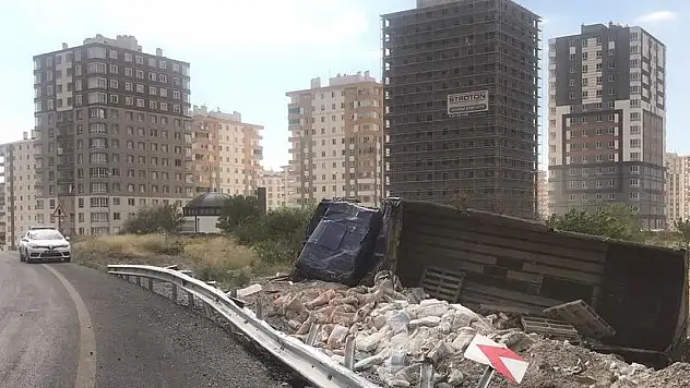 KAYSERİ'DE KAMYONUN DEVRİLDİĞİ YOLDA OTOMOBİL KAZA YAPTI: 5 YARALI