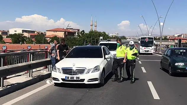 KAYSERİ'DE KAZA YAPTIRDIKLARI ARAÇTAN PARALARI ÇALDILAR