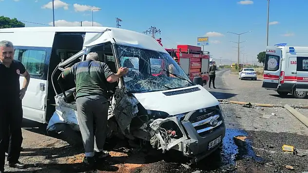 KAYSERİ'DE MİNİBÜS AYDINLATMA DİREĞİNE ÇARPTI: 5 YARALI