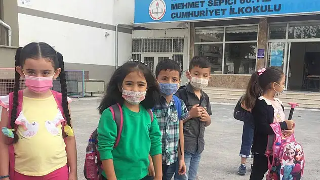 KAYSERİ'DE MİNİKLER YÜZ YÜZE EĞİTİME MASKELERİ İLE GELDİ