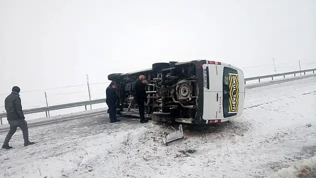 KAYSERİ'DE ÖĞRENCİ SERVİSİ YAN YATTI