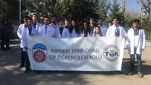 Kayseri'de okuyan tıp öğrencileri Anıtkabir'i ziyaret etti