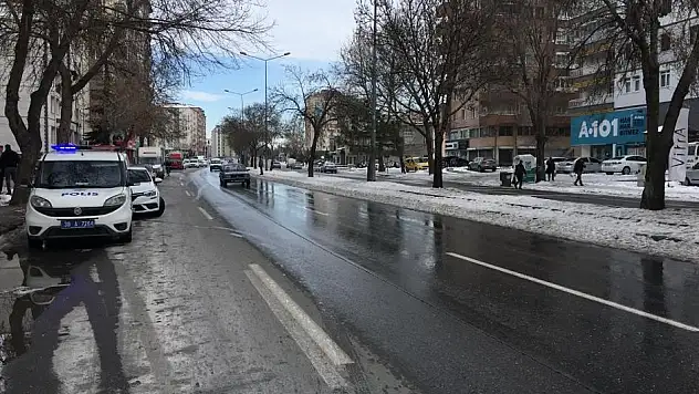 KAYSERİ'DE OTOMOBİL YAYALARA ÇARPTI: 1 ÖLÜ, 2 YARALI
