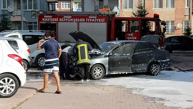 Kayseri'de Park Halindeki Araç Yandı