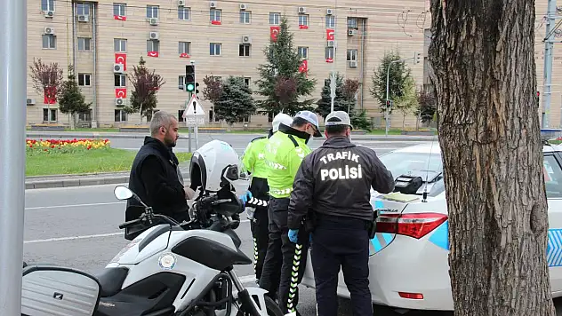 KAYSERİ'DE POLİS EKİPLERİ SOKAĞA ÇIKMA YASAĞI DENETİMLERİNİ ARTTIRDI