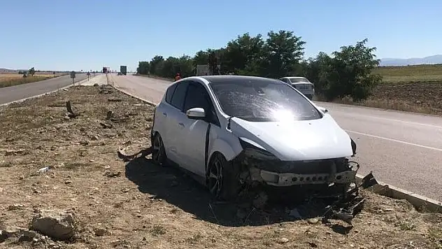KAYSERİ'DE REFÜJE ÇARPAN ARAÇTA AYNI AİLEDEN 7 KİŞİ YARALANDI
