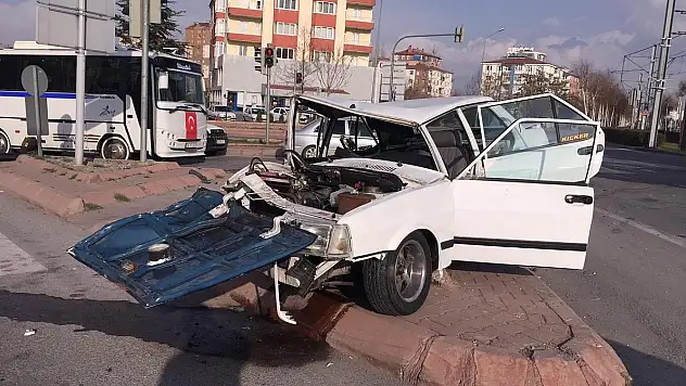 KAYSERİ'DE TRAFİK KAZASI: 3 YARALI
