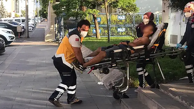 KAYSERİ'DE YABANCI UYRUKLU GENÇ BOĞAZINDAN BIÇAKLANDI
