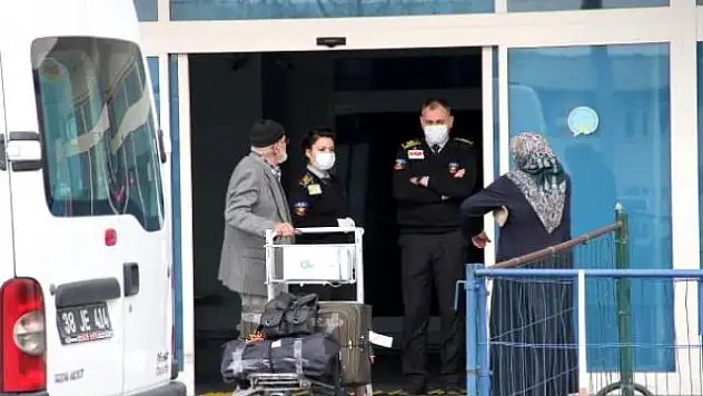 KAYSERİ'DE YAŞLI KADIN, UMRE DÖNÜŞÜ KORONAVİRÜS ŞÜPHESİYLE GÖZLEM ALTINA ALINDI