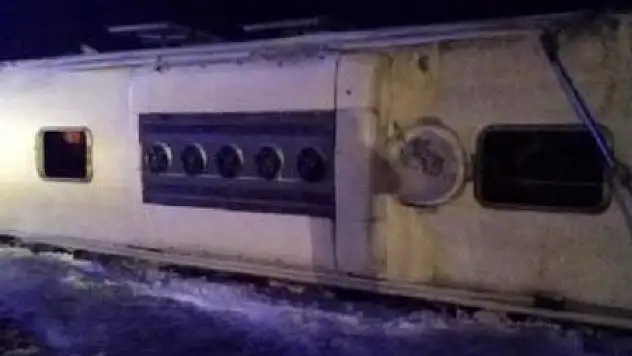 KAYSERİ'DE YOLCU OTOBÜSÜ DEVRİLDİ: 23 YARALI