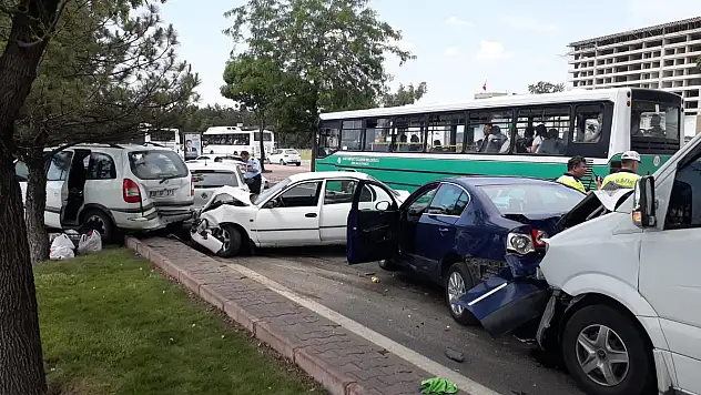 Kayseri'deki zincirleme trafik kazasında 8 araç birbirine girdi