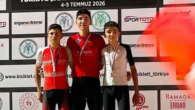 Kayserili bisikletçiler Erzincan'da madalyaları topladı