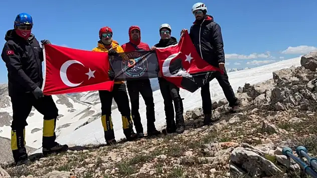 Kayserili dağcılar bayram tatilini zirvede geçirdi