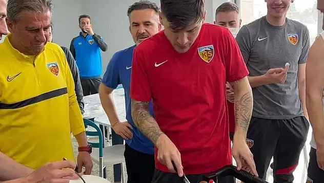 KAYSERİSPOR'DA KAPTAN SAPUNARU'NUN DOĞUM GÜNÜ KUTLANDI