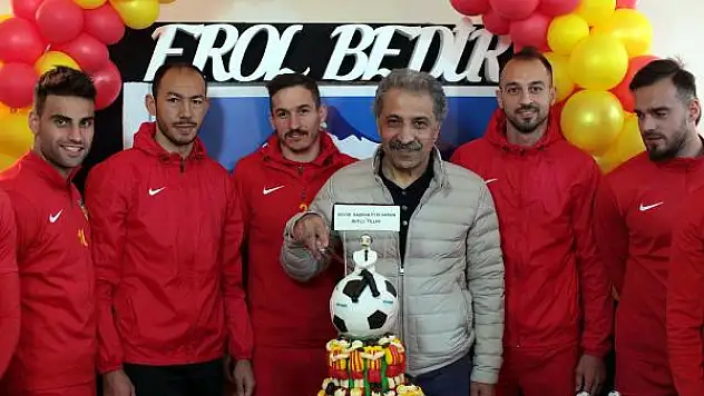 Kayserisporlu futbolcular Başkan Bedir'in doğum gününü kutladı