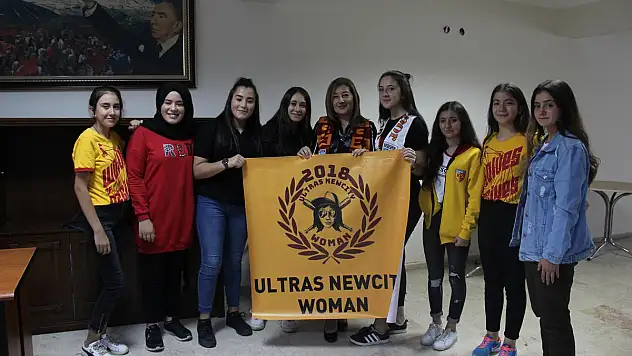KAYSERİSPORLU TARAFTARLAR, MİLLİYETÇİ HAREKET PARTİSİ'Nİ ZİYARET ETTİ