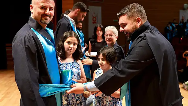 KAYÜ'DE DIŞ TİCARET BÖLÜMÜNDE MEZUNİYET SEVİNCİ