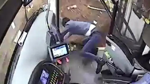 Kaza Yapan Otobüste Dehşet Anları! Sürücü Koltuktan Fırlayıp Yola Düştü