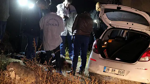 Kendini bıçaklayan adamı domdom kurşunu ile öldürdü