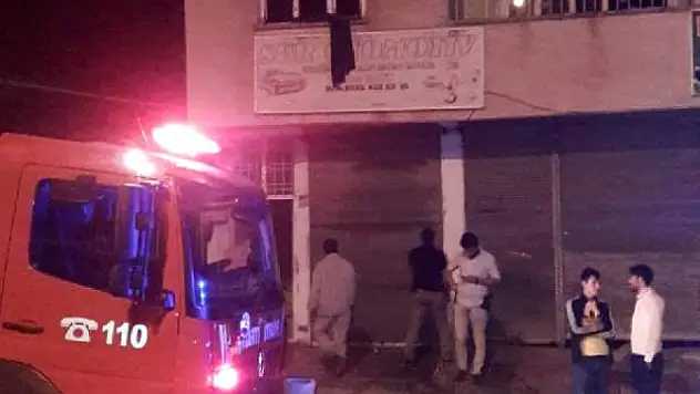 KENDİNİ VE AİLESİNİ BENZİNLE ATEŞE VERDİ