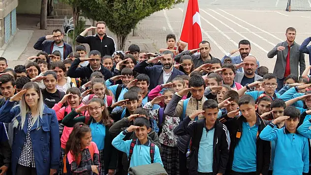 KGGD BAŞKANI GÜLSOY VE ÖĞRENCİLERDEN ASKER SELAMI!