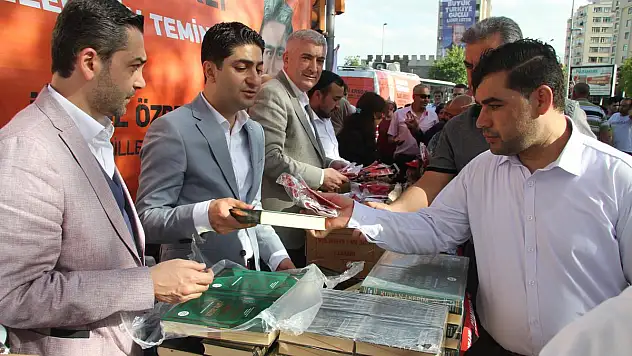 KGGD CUMHURİYET MEYDANINDA KUR'AN-I KERİM VE TÜRK BAYRAĞI DAĞITTI