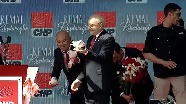 Kılıçdaroğlu, genel merkez önünde barış güvercini uçurdu