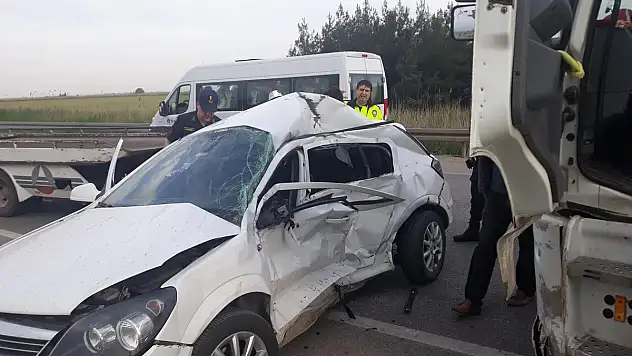 KIRMIZI IŞIKTA GEÇEN KAMYON OTOMOBİLİ BİÇTİ