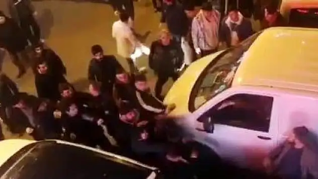 KIZ ÇOCUĞUNU TACİZ EDEN ŞÜPHELİYİ MAHALLELİNİN ELİNDEN POLİS ZOR ALDI!
