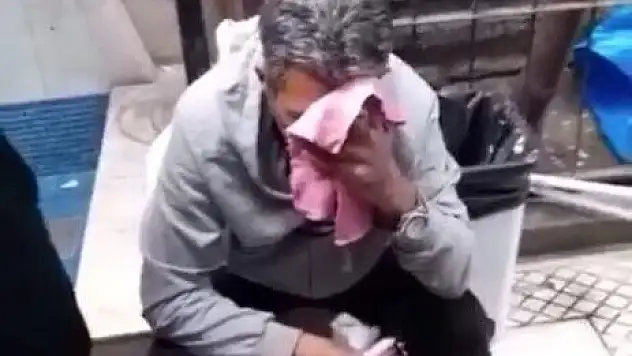 KIZ ÇOCUĞUNUN FOTOĞRAFINI ÇEKEN ŞAHSI DARP EDİP POLİSE TESLİM ETTİLER