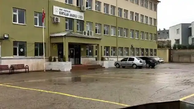 KIZ ÖĞRENCİLERİNİN PANTOLON BOYUNU ÖLÇTÜĞÜ İDDİA EDİLEN OKUL MÜDÜRÜ AÇIĞA ALINDI