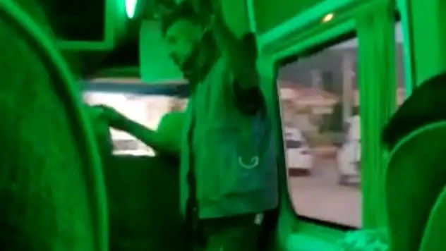 KIZ ÖĞRENCİYİ TACİZ EDİP YOLCULARA BIÇAK ÇEKTİ