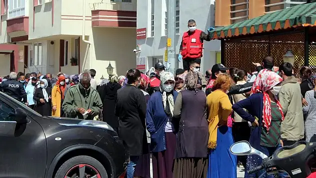 KIZILAY'IN İAŞE DAĞITIMINDA SOSYAL MESAFE DİNLEMEDİLER