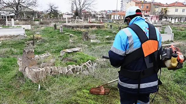 Kocasinan'da camiler ve mezarlıklar bayrama hazır hale getiriliyor