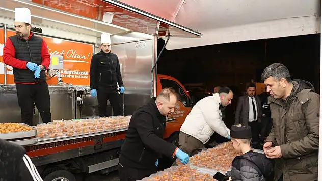 Kocasinan'da Ramazan bereketi: Teravih sonrası ikram lokması