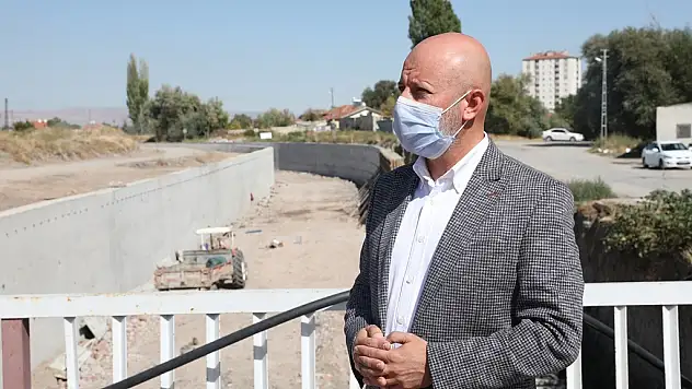KOCASİNAN, DAHA SAĞLIKLI ÇEVRE İÇİN KANALLARI TEMİZLEYİP, İLAÇLIYOR