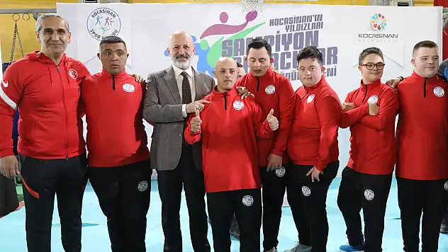 Kocasinan'ın özel sporcuları kupayı Kayseri'ye getirdi