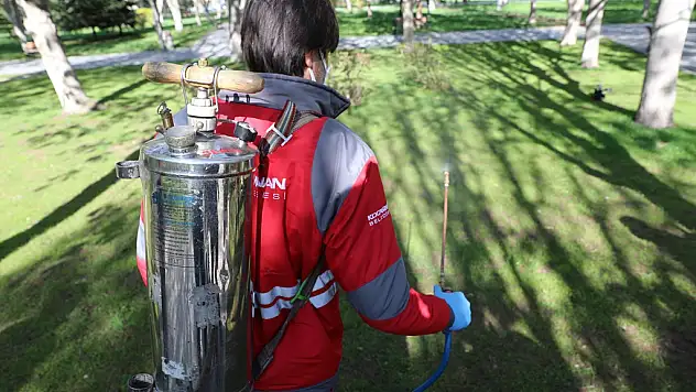 KOCASİNAN, SOKAĞA ÇIKMA KISITLAMASINDA PARKLARI İLAÇLADI