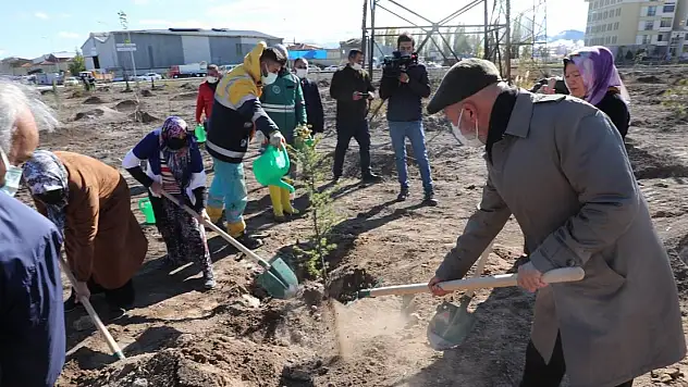 KOCASİNAN'DA BİN 111 FİDAN TOPRAKLA BULUŞTU